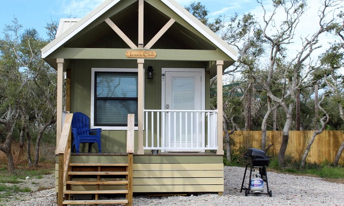Aransas Pass Cottage | Texas Oak - New Tiny Cottage with Pet Friendly Amenities