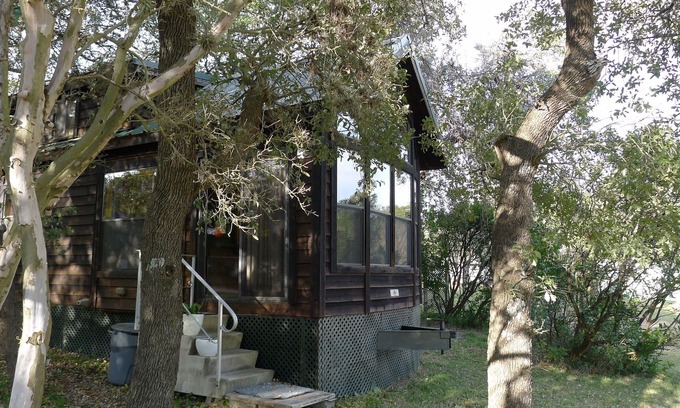 Far North Central Cabin | Top-Rated Texas Tiny House with Hill Country Amenities
