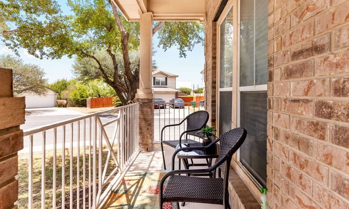 West San Antonio House | Perfect Retreat Near Sea World with Pool and Breakfast