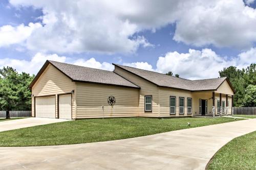 Marshall House | Cozy Texas Vacation Rental with Fireplace Near Scenic Lakes