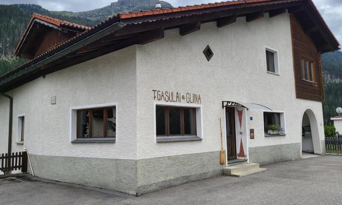 Surses Apartment | Pet-Friendly Retreat at Tga Sulai e Glina - Rated 9.1/10