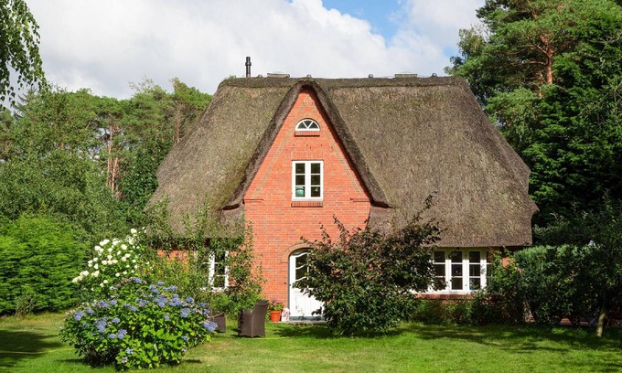 Nebel House | Idyllic Thatched Roof House in Nebel, Amrum Island