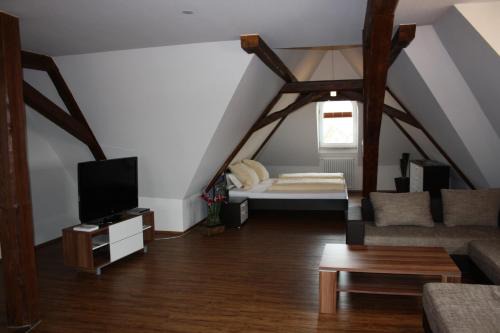 Rheinhausen Apartment | Pet-Friendly Thai Tawan: Family-Focused Retreat Rated 8.5