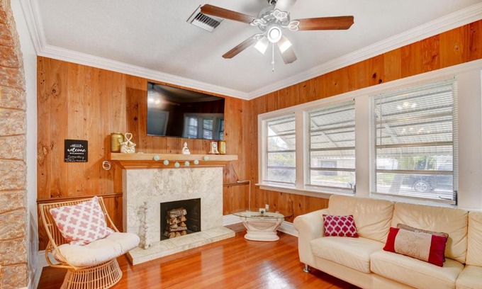 Mango Groves House | Pet & Child Friendly Thai Villa in Historic Downtown