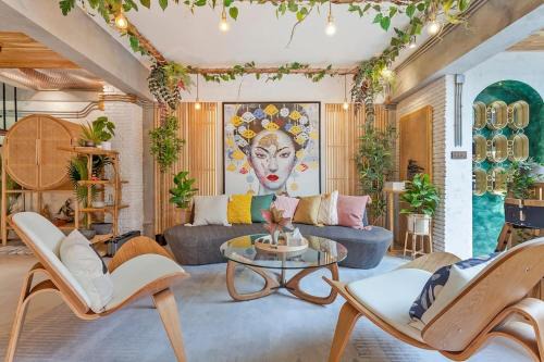 Khlong Tan Nuea House | Inviting Thai Wabi-Sabi Loft with Child-Friendly Amenities