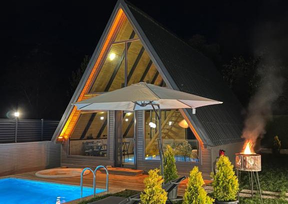Sapanca Ski Chalet | Oceanfront Thales Bungalov with Pool and Hot Tub Awaits!