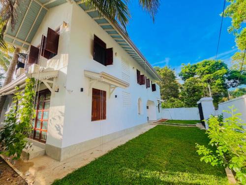 Unawatuna House | Beachfront Bliss at Thalpe Serenity Shore Hotel