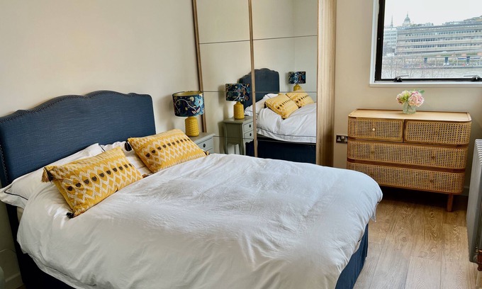 South Bank Apartment | Elegant Thames Bankside Apartment with River Views