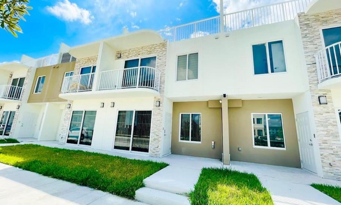 Naranja House | New Sky Terrace Home: Pet-Friendly Retreat with 4-Star Comfort