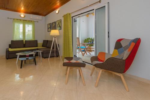 Anatolikos Sinikismos Apartment | Stylish Flat Steps from the Beach with Ocean Views