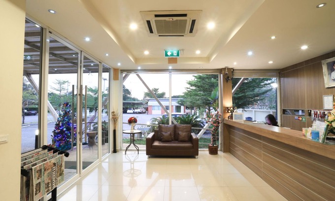 Pak Chong Hotel | Budget-Friendly Tharakiree Place Hotel with Great Amenities