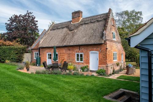 Irstead House | Cozy Thatch Cottage: A Pet-Friendly Norfolk Retreat