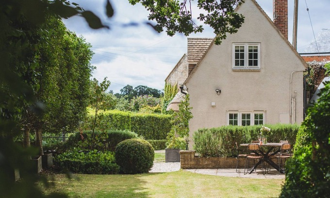 Todenham Cottage | Thatch Cottage: Family-Friendly Retreat with Breakfast Included