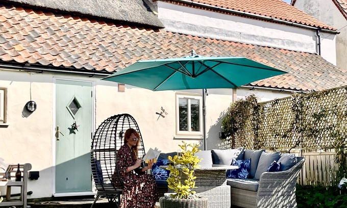 Sea Palling Cottage | Dog-Friendly Thatched Beach Cottage with Ocean Views