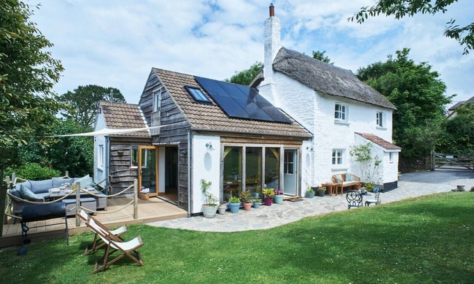 Georgeham Cottage | Family-Friendly Thatched Coastal Cottage with Ocean View