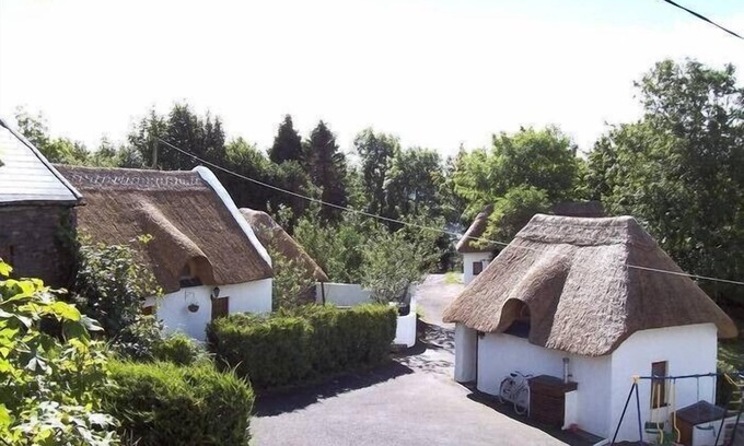 Shiplake Ski Chalet | Historic Thatched Cottage with Ocean View & Pet-Friendly Perks