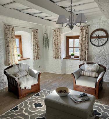 Dorgicse House | Thatched cottage