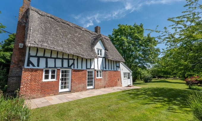 Bures House | Thatched Cottage - Three Bedroom House, Sleeps 4