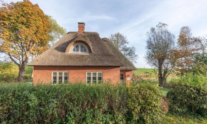 Tetenbull House | Cozy Thatched Cottage with Kitchen & Child-Friendly Space
