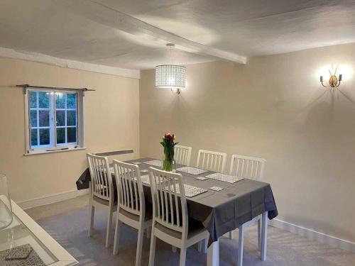 Manningtree House | Welcoming Thatched Cottage Wix: Hot Tub & Pet Friendly Stay
