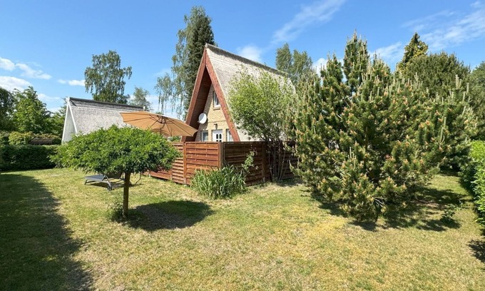 Trassenheide Cabin | Relaxing Thatched Hut in Birkenhain with Ocean Views