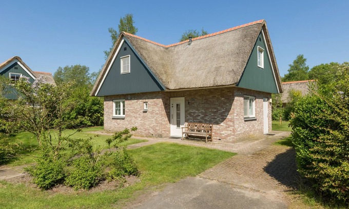 Paasloo House | Idyllic Thatched Villa with Solarium in National Park