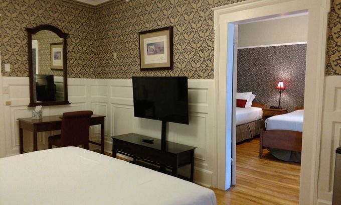 Littleton Hotel | Inviting Thayers Inn: Family-Friendly with Breakfast & Kitchen