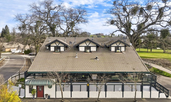 Valley Springs Bed & Breakfast | Discover The 10th Green Inn: Family-Friendly with Pool