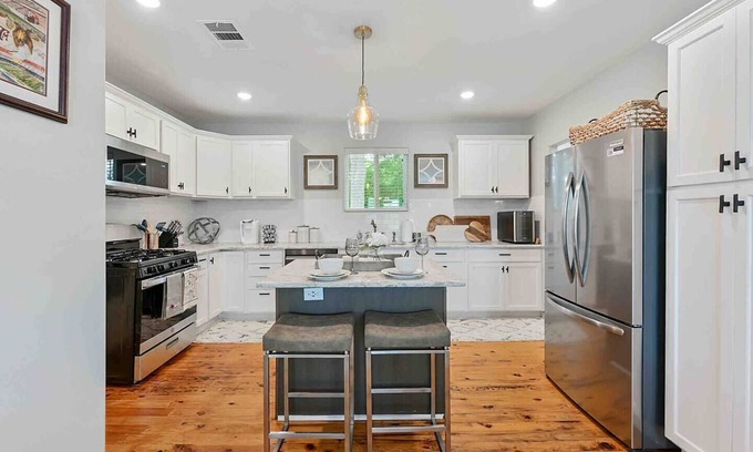Bryan House | Ideal Stay at The 12th Manor - Centrally Located Retreat!