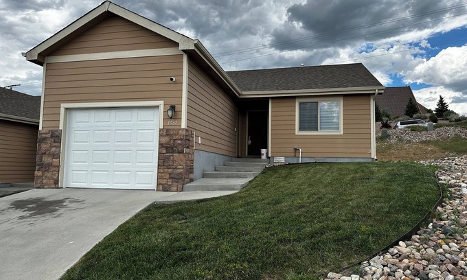 Casper House | Pet-Friendly Retreat: The 1437 Fairdale by O.C.G. - Rated 9.8