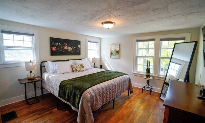 University Place House | The 1800 (4bdrm/3.5bath)