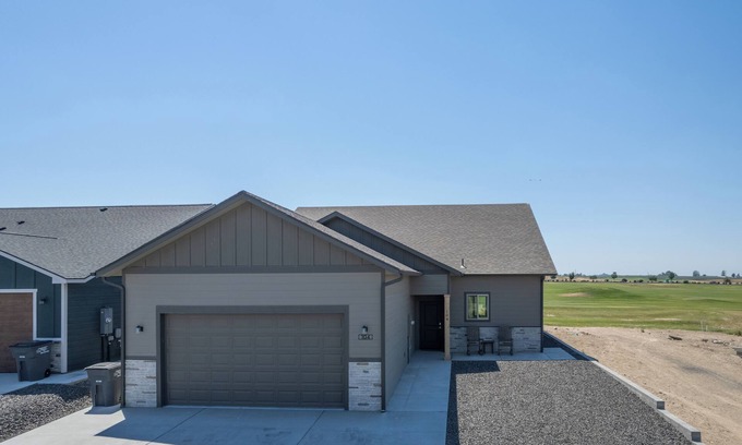 Moses Lake House | Experience The 19th Green: Lake House on Legacy Golf Course