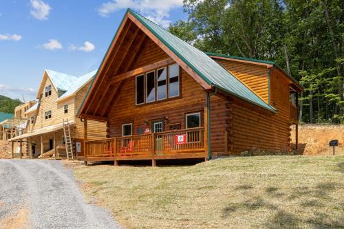 Pigeon Forge House | Newly Built 3 Bedroom Cabin Near the Parkway with Hot Tub