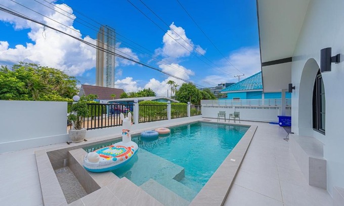 Na Kluea Villa | Relax at The 38 Pool Villas Pattaya with Family-Friendly Pools