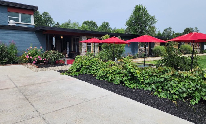 Niles House | The 3R Bed N Breakfast SCHOOL HOUSE SUITES