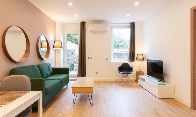 Jarny Apartment | Explore the Emerald Green Apartment with Spa & Breakfast