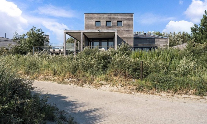 Ouddorp House | Family-Friendly Villa with Ocean Views and Pet Access
