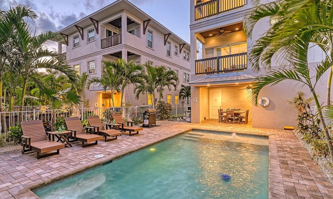 Siesta Key House | Pet-Friendly Retreat with Pools Steps from the Beach