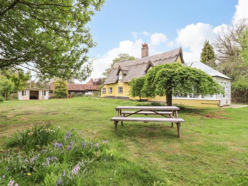 Bury St Edmunds House | Experience Comfort at The Abbey Cottage: Pet & Child Friendly