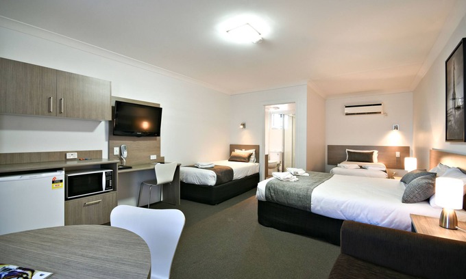 Dubbo Hotel | Experience The Aberdeen Motel: 4-Star Stay with Pool & Breakfast