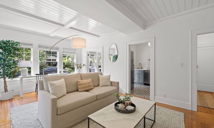 Hyde Park Apartment | Guest Rated 10/10: The Adaline #2 in Vibrant Hyde Park