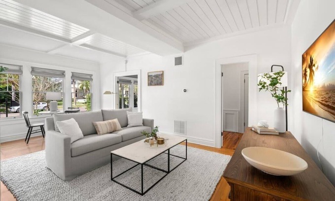Hyde Park Apartment | Pet-Friendly Adaline #3: Steps to Bayshore & Ocean Views