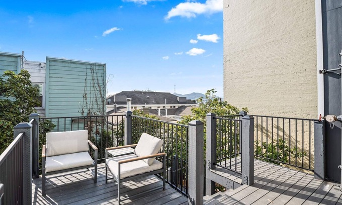 Pacific Heights Apartment | Discover The Addison by Kasa | Classic Queen Studio Getaway