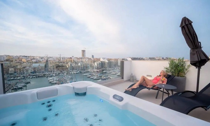 Pieta Apartment | The Address Seafront Penthouse with Hot Tub
