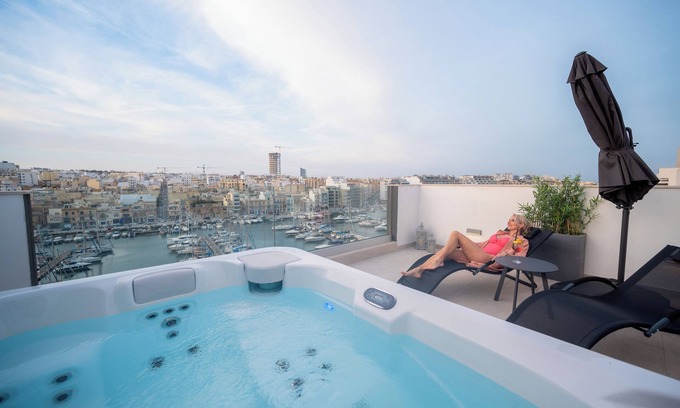 Pieta Apartment | The Address Seafront Penthouse 16 + Hot Tub