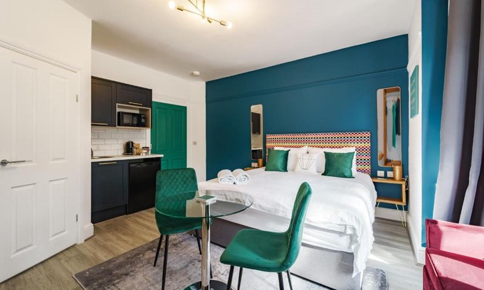 City Centre Apartment | Pet-Friendly Retreat at Emerald Stays UK - Rated 9/10