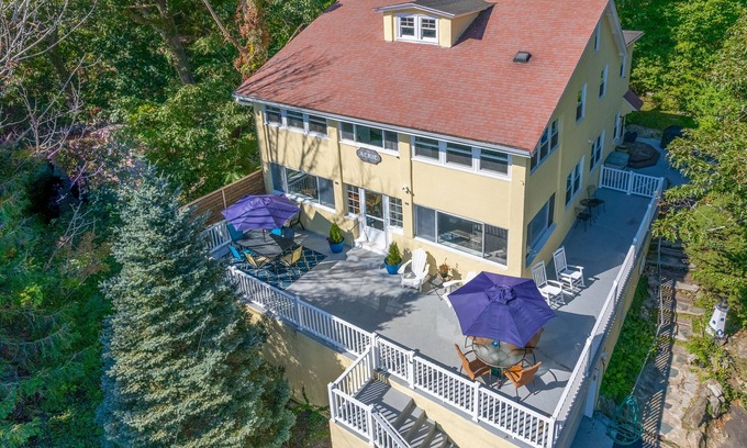 Gloucester House | Beachside Escape: Sand Castle with Ocean View and Comfort