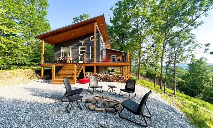 Newnata Cabin | Discover The Aerie: Modern Retreat with Pet-Friendly Amenities