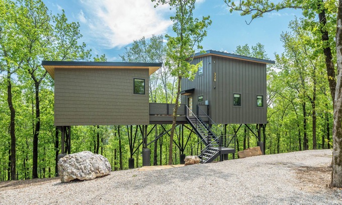 Hot Springs Cabin | Relaxing Aged Owl Treehouse with Hot Tub and Kitchen