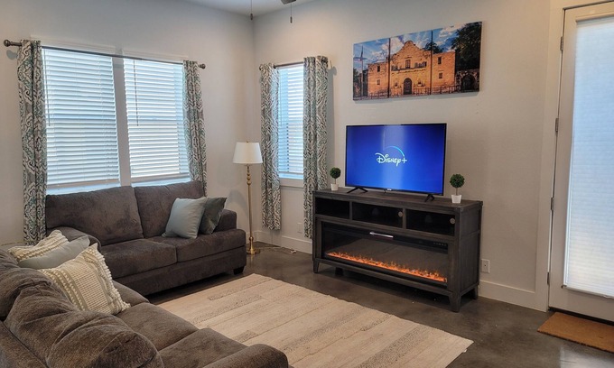 Eastside Promise Neighborhood House | Modern 3 Bedroom Home at Alamo Riverwalk with Ocean View
